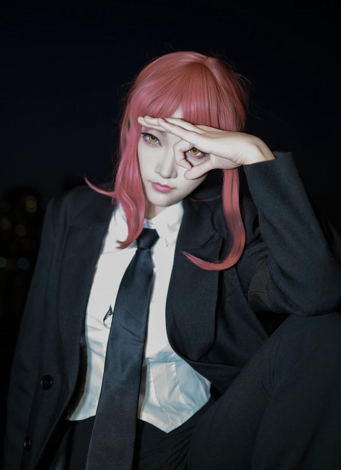 Ảnh Makima cosplay tạo dáng ngồi đầy khí chất