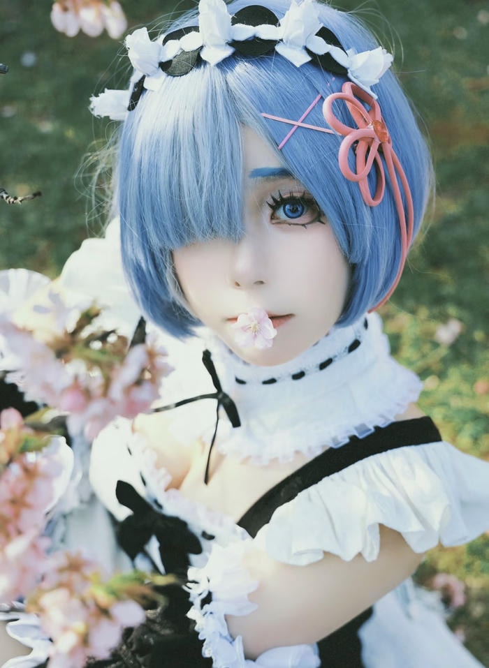 Ảnh Rem cosplay ánh mắt to tròn cuốn hút