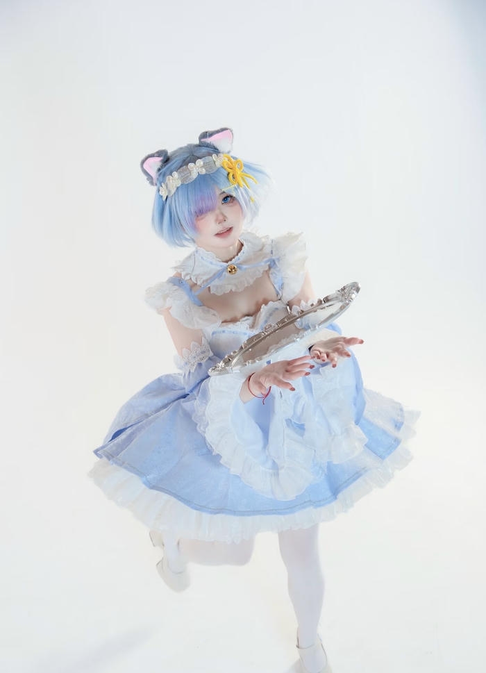 Ảnh Rem cosplay ánh sáng dịu bao quanh