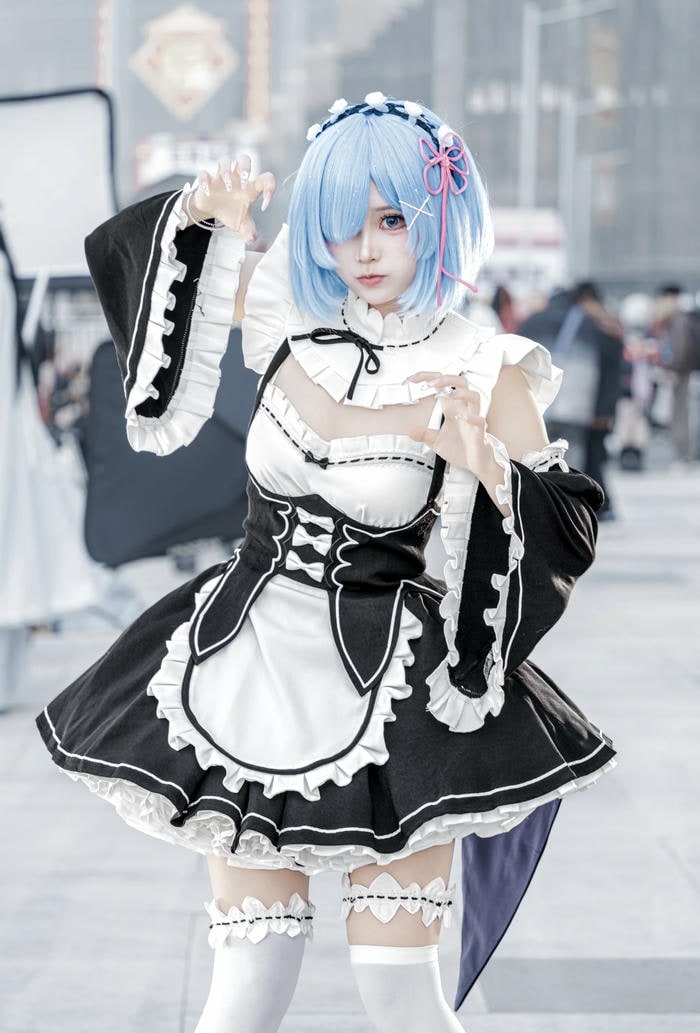 Ảnh Rem cosplay bộ váy hầu gái đặc trưng