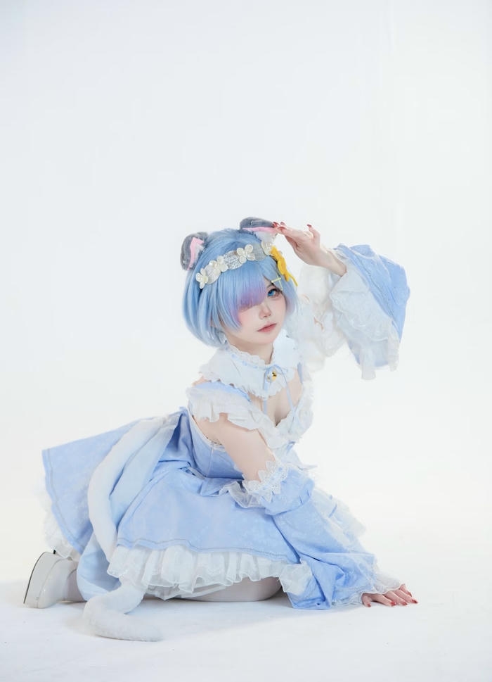 Ảnh Rem cosplay cài hoa trắng trên tóc