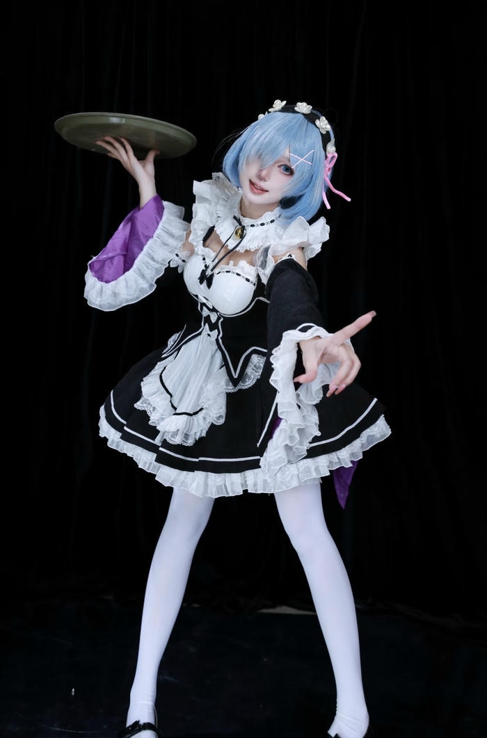 Ảnh Rem cosplay dáng đứng thanh thoát