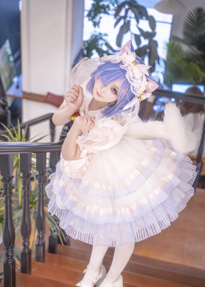 Ảnh Rem cosplay đứng giữa không gian cổ điển