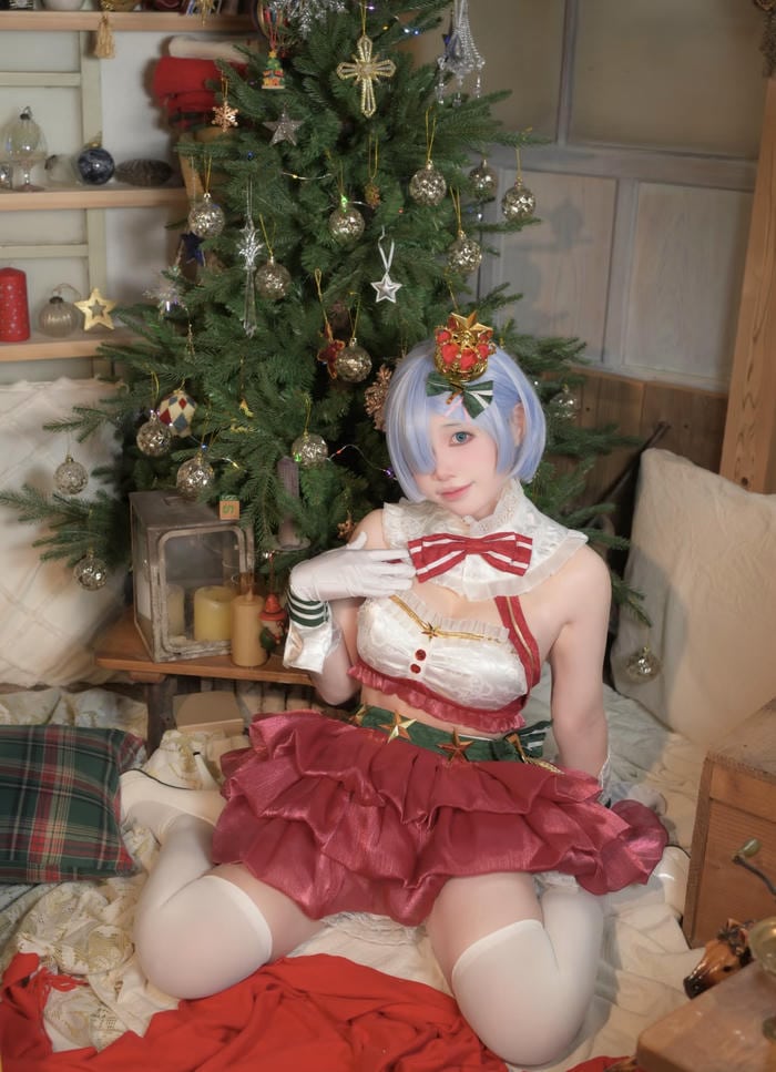 Ảnh Rem cosplay mái tóc xanh nhạt dịu dàng