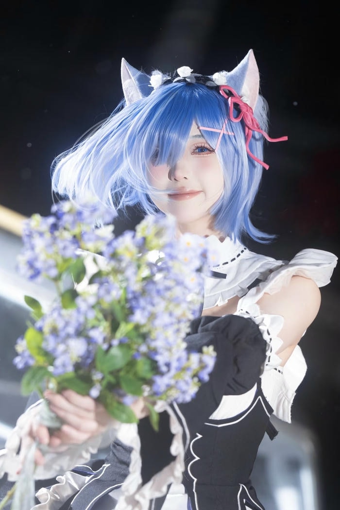 Ảnh Rem cosplay phụ kiện nơ hồng nổi bật