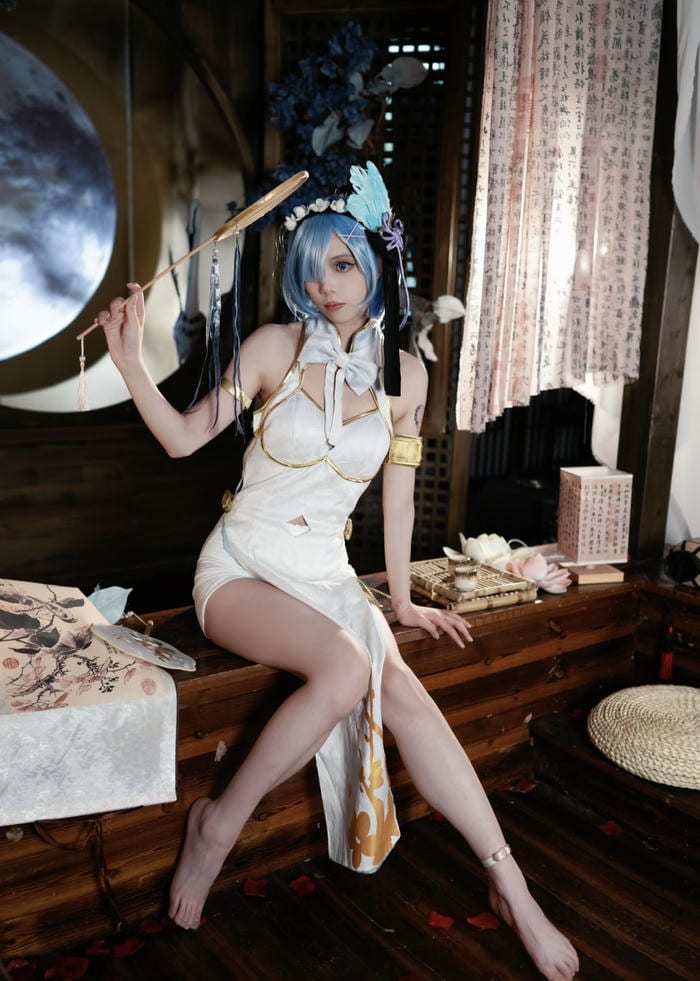 Ảnh Rem cosplay tạo dáng nghiêng đầu đáng yêu