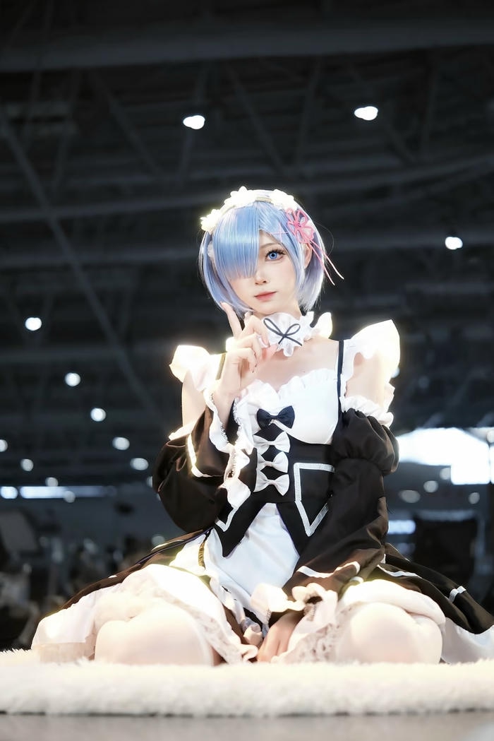 Ảnh Rem cosplay tư thế ngồi duyên dáng