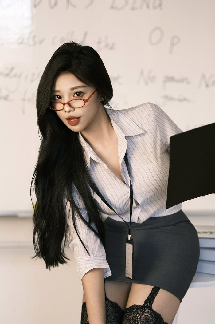 Ảnh gái văn phòng bước chân uyển chuyển thanh nhã