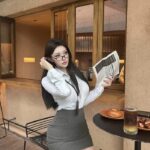 Ảnh gái văn phòng chân váy ôm khẽ cong mềm mại