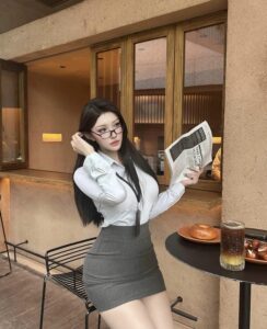 Ảnh gái văn phòng chân váy ôm khẽ cong mềm mại