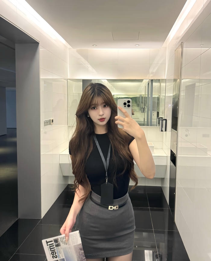 Ảnh gái văn phòng đầm đen tối giản sang chảnh