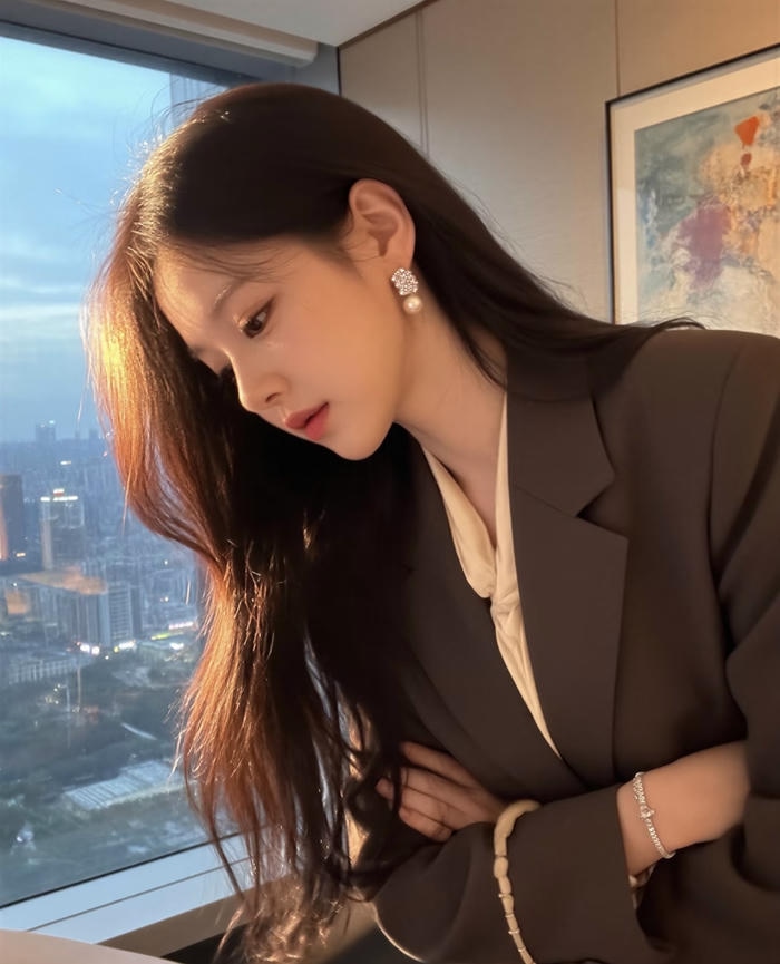 Ảnh gái văn phòng khoác blazer hờ vai đầy mê hoặc