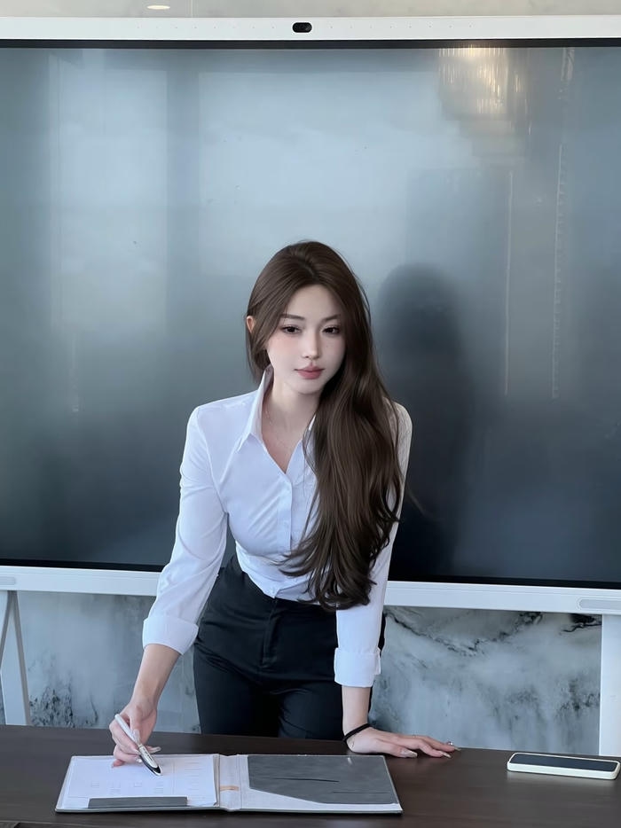 Ảnh gái văn phòng kiểu tóc uốn sóng bồng bềnh