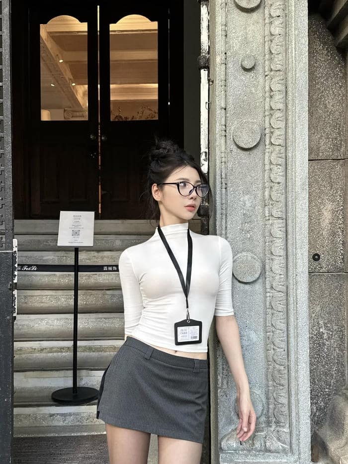 Ảnh gái văn phòng sơ mi satin tôn nét gợi cảm