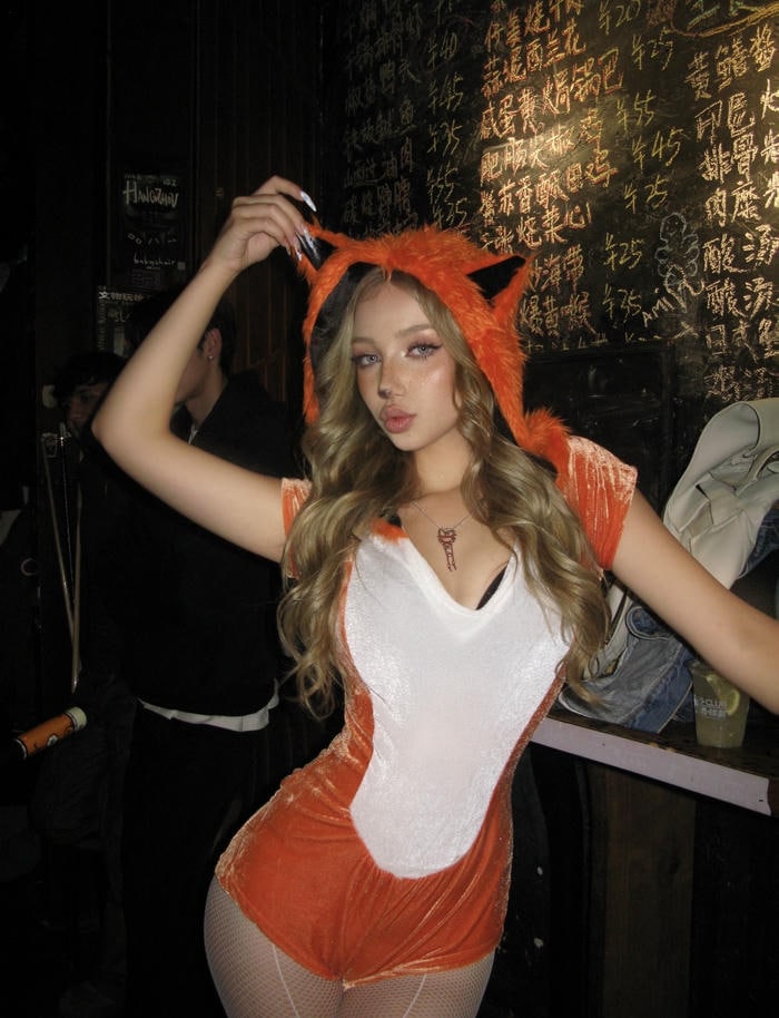 Ảnh gái xinh gợi cảm ánh mắt sâu lắng đầy mê hoặc