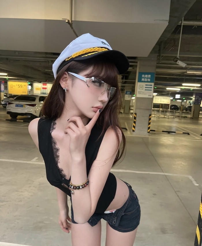 Ảnh gái xinh gợi cảm diện áo cổ chữ V thanh nhã