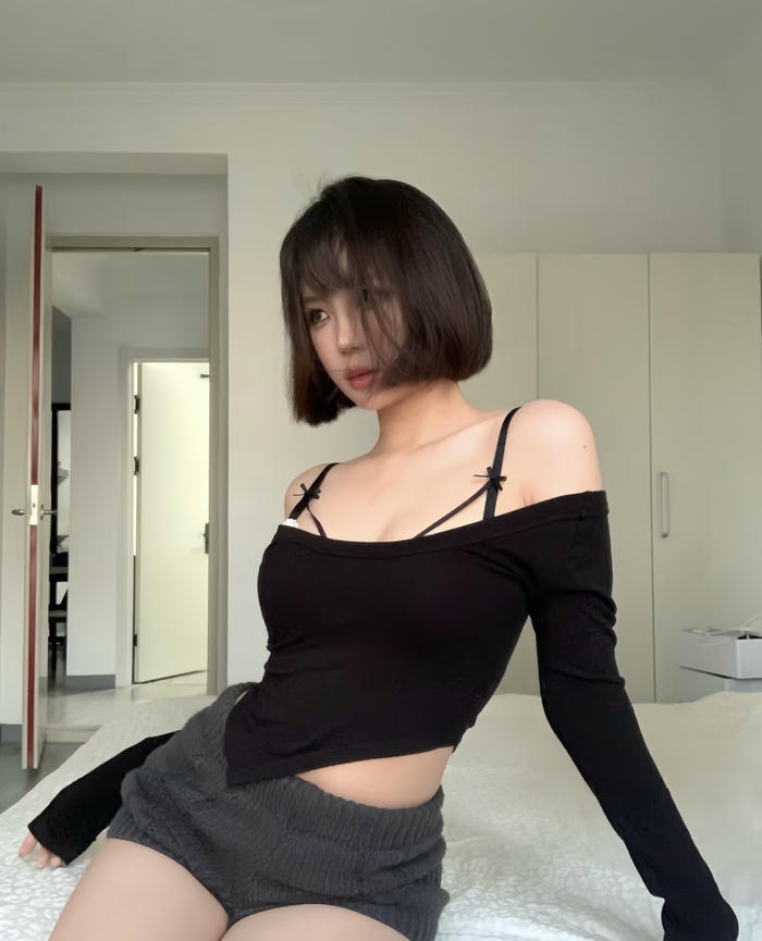 Ảnh gái xinh gợi cảm diện croptop phối chân váy ngắn