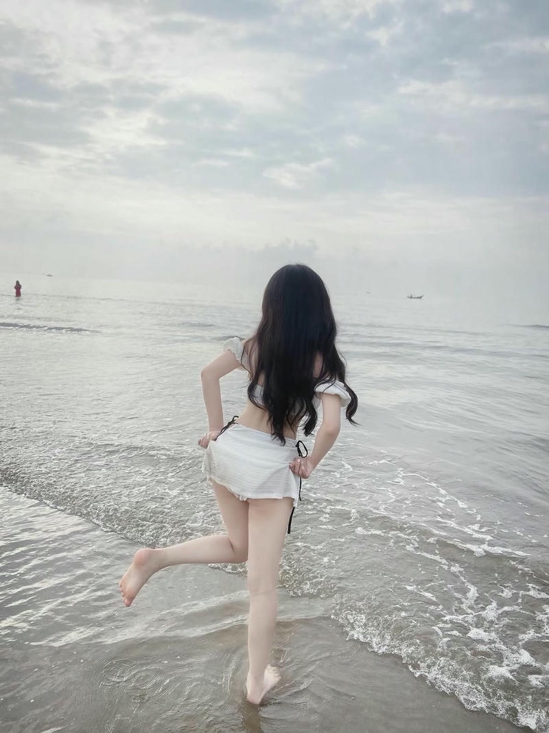 Ảnh gái xinh mặc bikini đi biển che mặt ánh nhìn xa