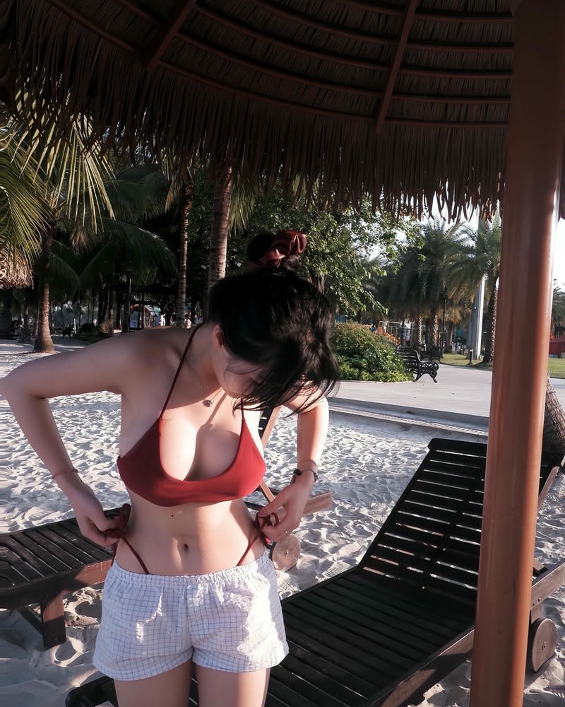 Ảnh gái xinh mặc bikini đi biển che mặt bên bãi vắng