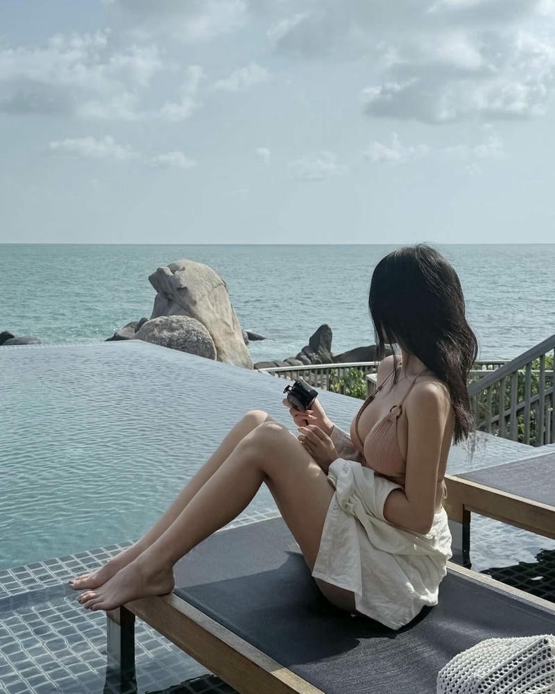 Ảnh gái xinh mặc bikini đi biển che mặt giữa nắng vàng