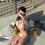 Ảnh gái xinh mặc bikini đi biển che mặt trên cát trắng