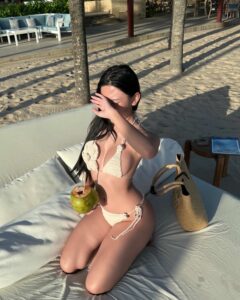 Ảnh gái xinh mặc bikini đi biển che mặt trên cát trắng