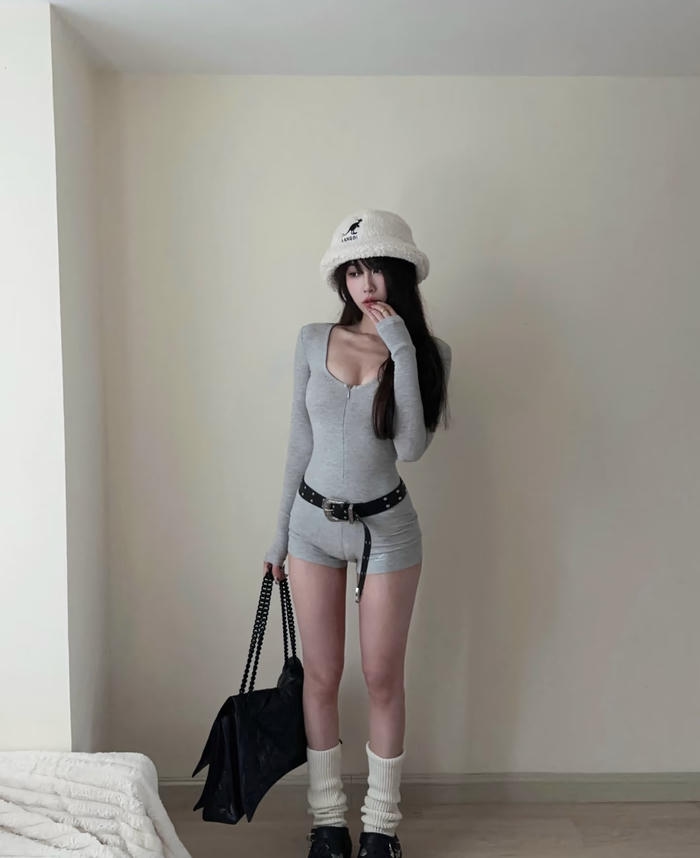 Ảnh gái xinh mặc đồ bó sát diện mạo đầy sức hút