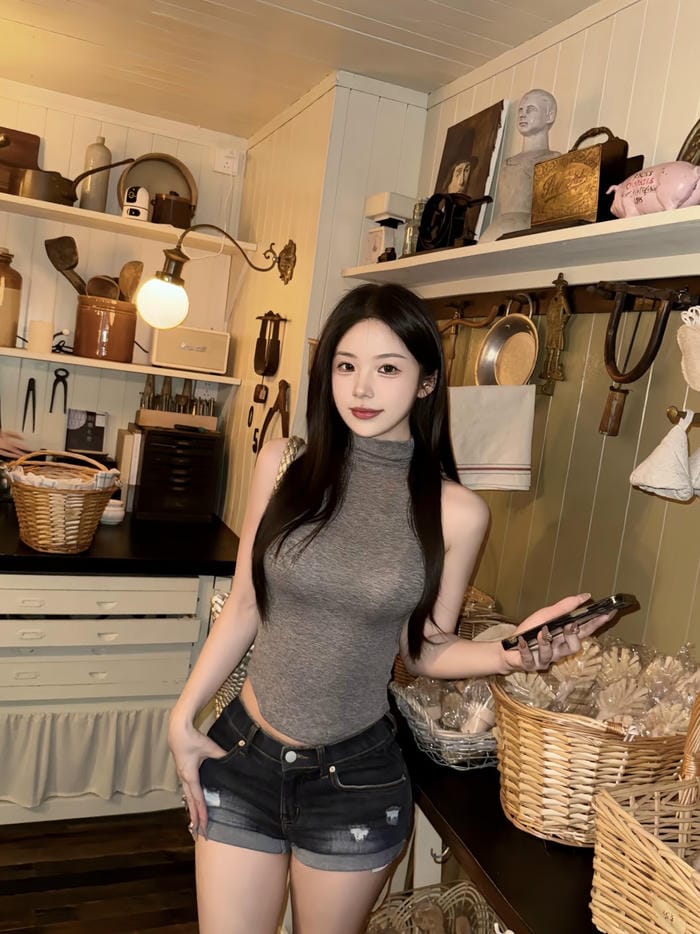 Ảnh gái xinh mặc đồ bó sát diện mạo nổi trội giữa phố