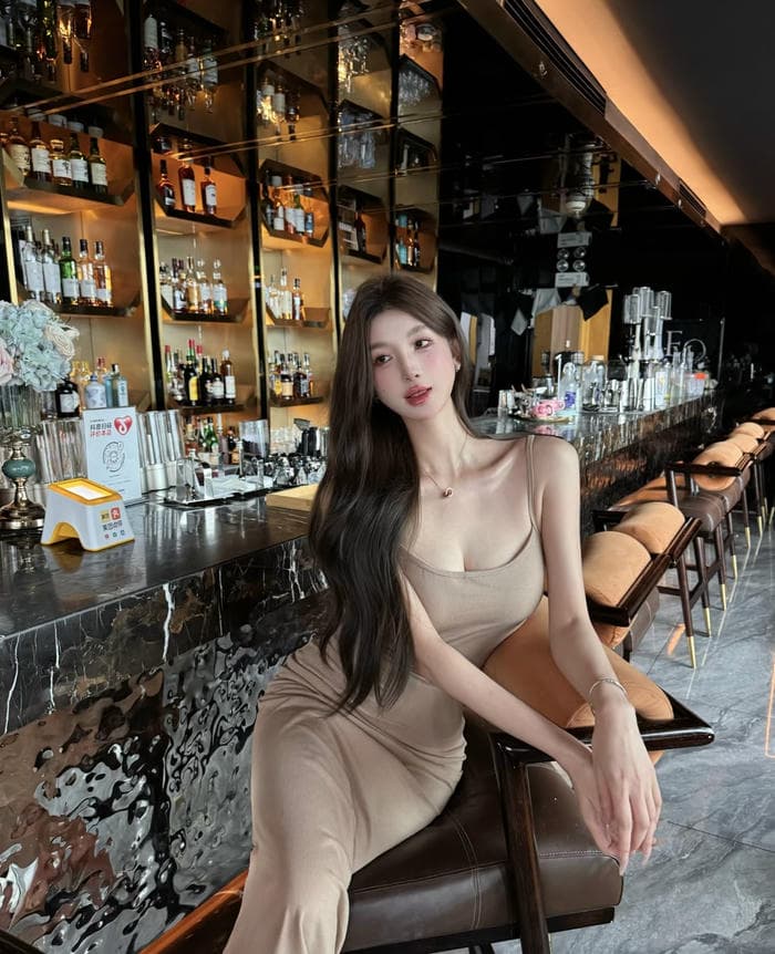 Ảnh gái xinh mặc đồ bó sát đường may sắc nét chỉnh chu