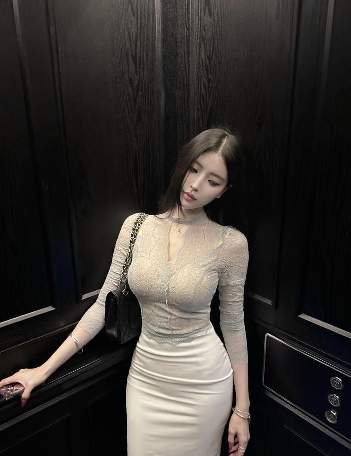 Ảnh gái xinh mặc đồ bó sát kiểu dáng ôm gọn cơ thể