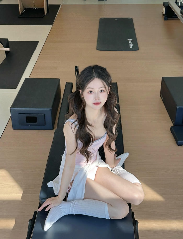 Ảnh gái xinh mặc pinky áo thun hồng năng động