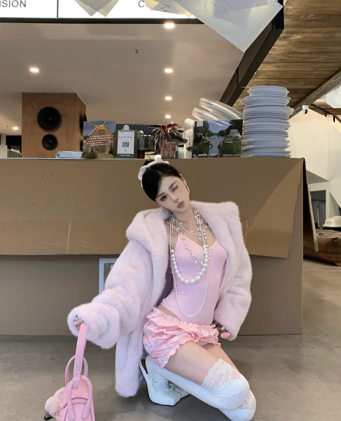 Ảnh gái xinh mặc pinky diện jumpsuit hồng nổi bật