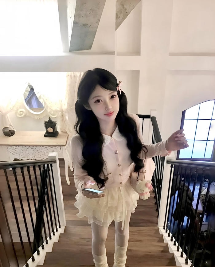 Ảnh gái xinh mặc pinky diện set đồ đồng bộ