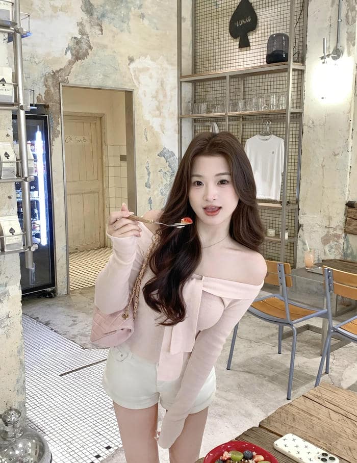 Ảnh gái xinh mặc pinky gam màu rực rỡ bắt mắt