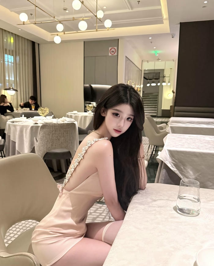 Ảnh gái xinh mặc pinky kết hợp phụ kiện ánh kim