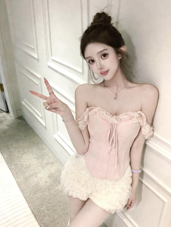 Ảnh gái xinh mặc pinky kiểu váy điệu đà nữ tính