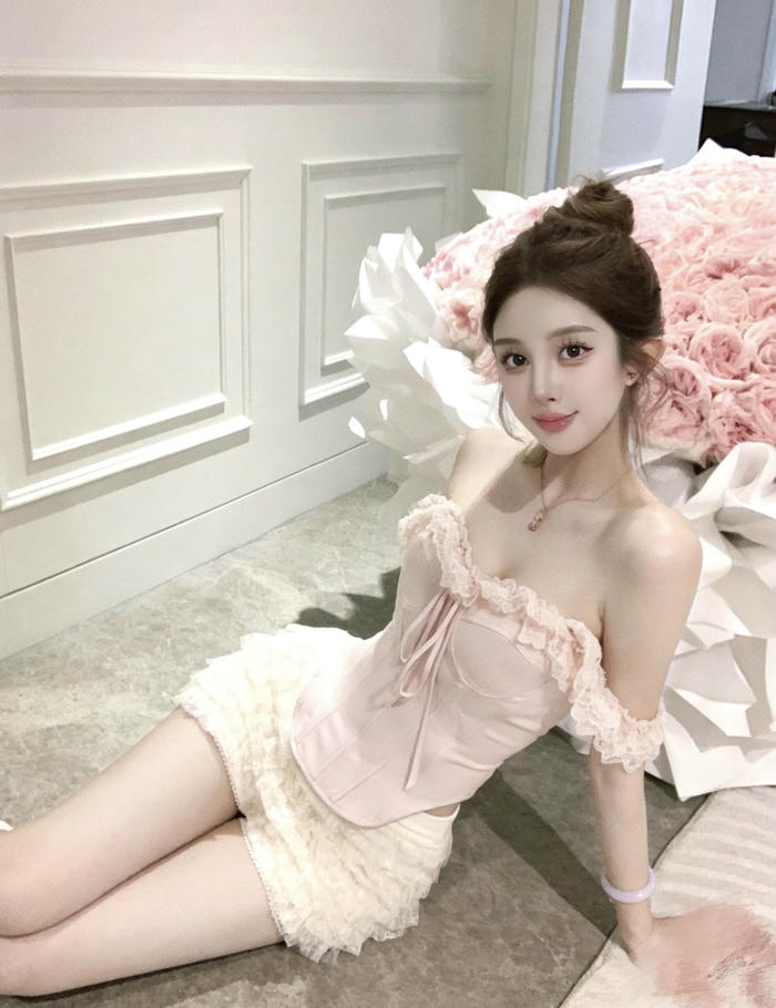 Ảnh gái xinh mặc pinky thiết kế ôm dáng tinh tế