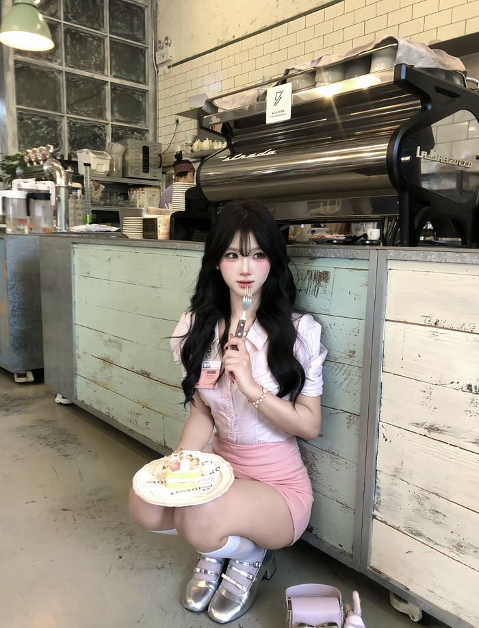 Ảnh gái xinh mặc pinky tông hồng ngọt ngào