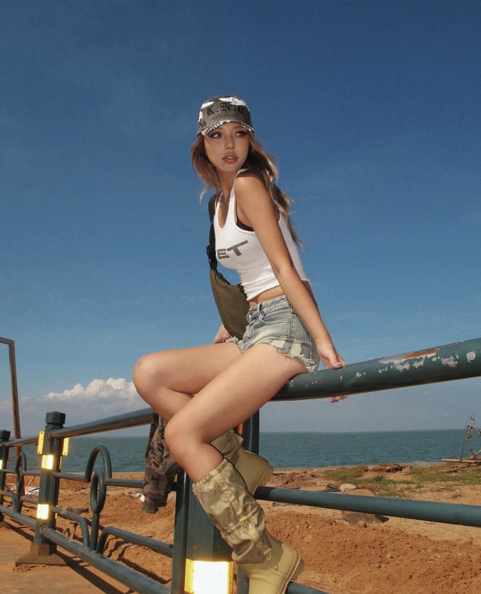 Ảnh gái xinh mặc quần ngắn giữa khung cảnh biển xanh