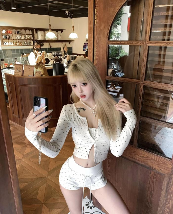 Ảnh gái xinh mặc quần ngắn kết hợp áo trắng lửng