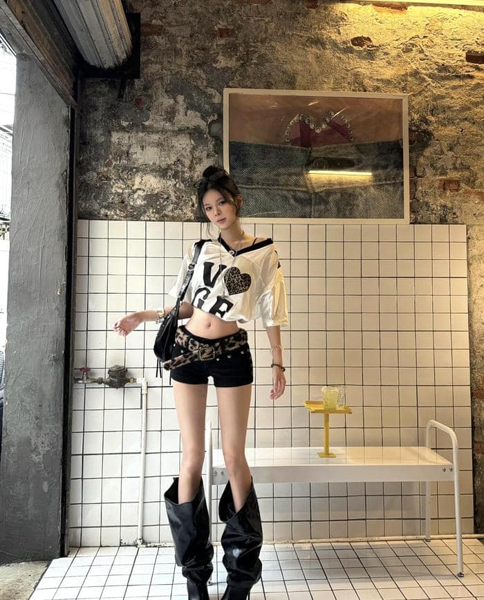 Ảnh gái xinh mặc quần ngắn kết hợp áo trễ vai