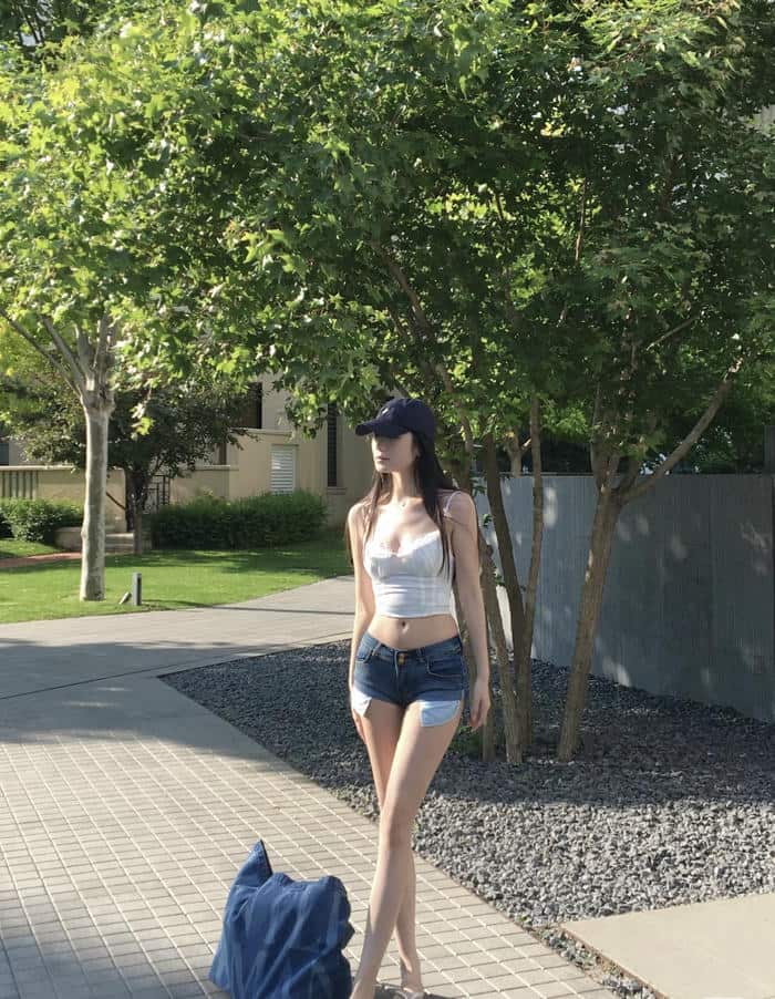 Ảnh gái xinh mặc quần ngắn khoe đôi chân thon dài