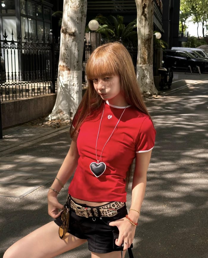 Ảnh gái xinh mặc quần ngắn phối áo thun cá tính