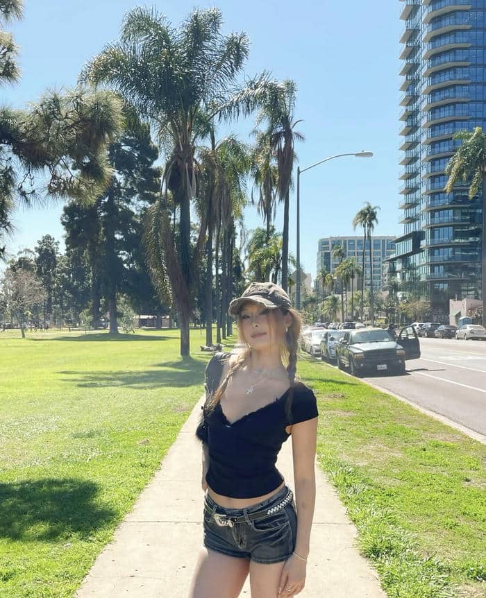 Ảnh gái xinh mặc quần ngắn phối áo thun trẻ trung