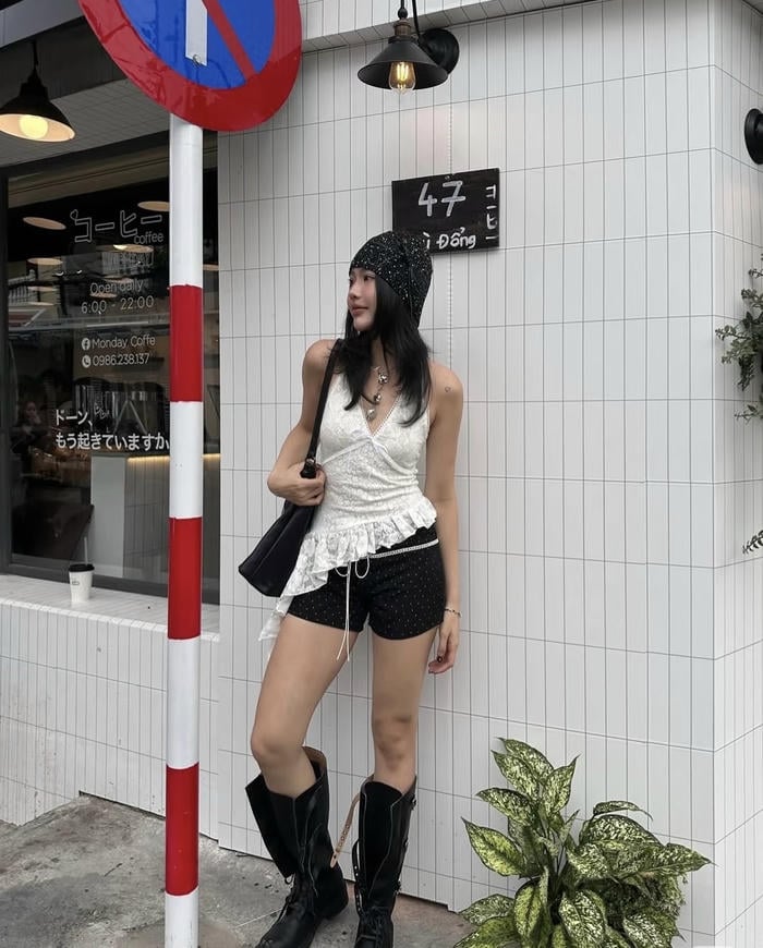 Ảnh gái xinh mặc quần ngắn phối áo voan mềm mại