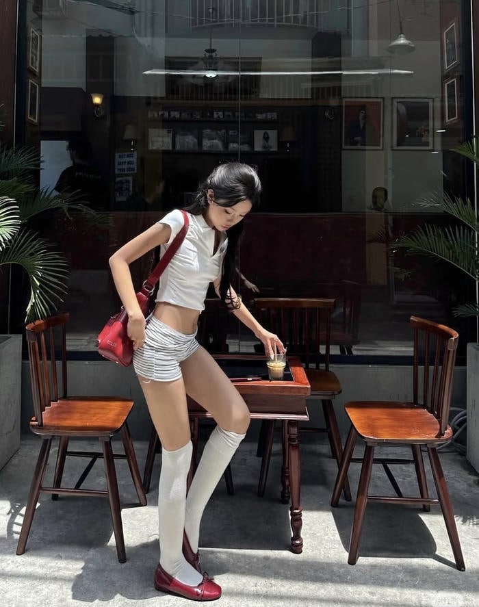Ảnh gái xinh mặc quần ngắn phối giày đỏ nổi bật