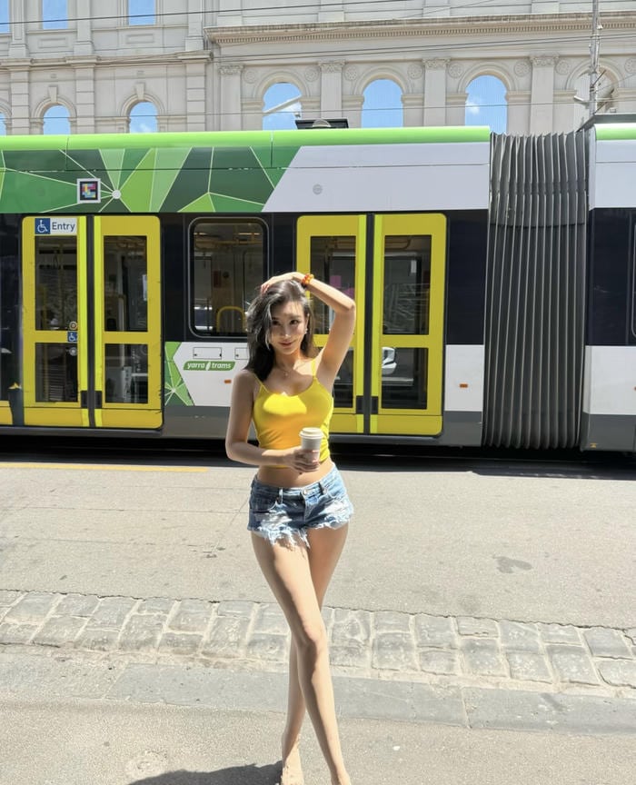 Ảnh gái xinh mặc quần ngắn phong cách casual hàng ngày