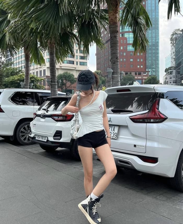 Ảnh gái xinh mặc quần ngắn phong cách hiện đại năng động