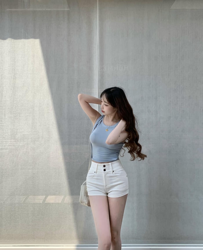 Ảnh gái xinh mặc quần ngắn phong cách tươi tắn cuốn hút