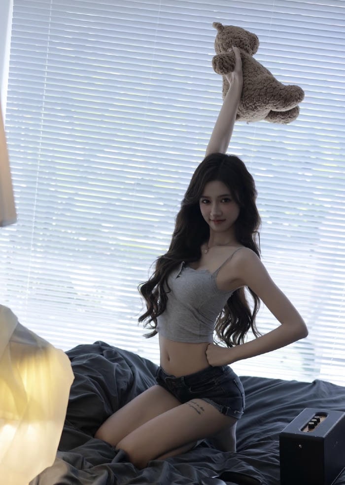 Ảnh gái xinh mặc quần ngắn tạo dáng bên cửa sổ